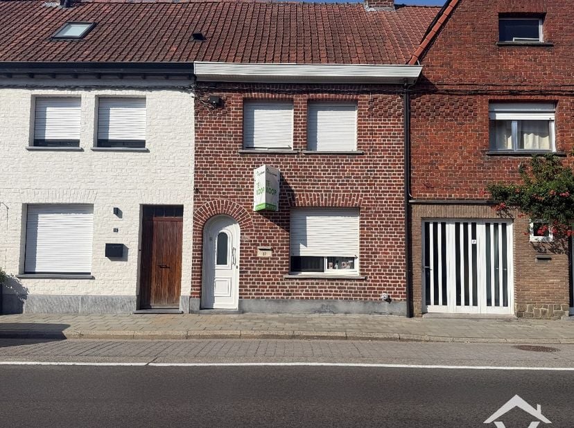 Deze woning is gelegen op een zeer centrale ligging, dit vlakbij het centrum van Roeselare. Vlotte verbinding naar de belangrijkste invalswegen en win