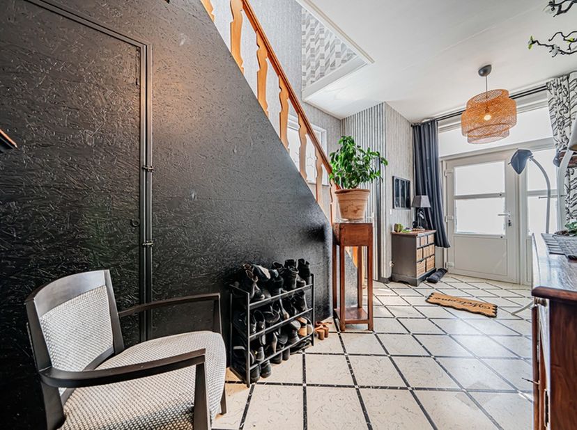 Halfopen woning met 3 slaapkamers of 2 slpks + bureel en charmante binnenkoer in Jeuk (Gingelom)<br />
Gelegen in het hart van het dorp Jeuk biedt dez