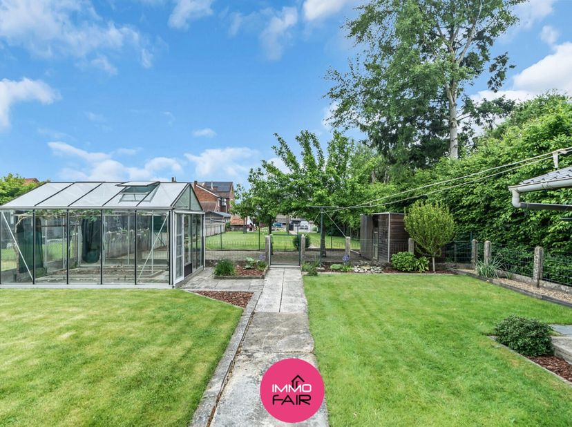 Betaalbare gezinswoning met charmante tuin in rustige woonwijk<br />
Deze verzorgde halfopen bebouwing aan de Burgemeester Martinstraat 6 in Lanaken i