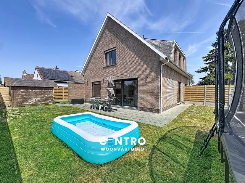 Ruime, grotendeels gerenoveerde gezinswoning met 4 slaapkamers, garage en zonnige zuidgerichte tuin!<br />
<br />
Bent u op zoek naar een instapklare