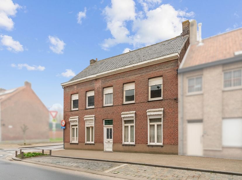 In het hart van Kortemark bevindt zich deze ruime woning met een veelzijdig potentieel. Dankzij de centrale ligging liggen winkels, scholen, horeca en