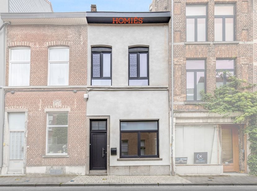 Met veel plezier stellen wij u deze recent van kop tot teen gerenoveerde woning voor, gelegen in de rustige, doch centrale Riddersstraat, pal in het c