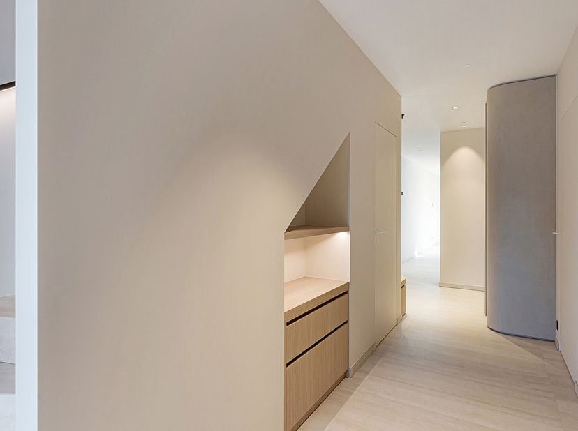 Cette élégante maison neuve est proposée en location à l’année et combine espace, confort et faible consommation énergétique. Le vaste hall d’entrée d
