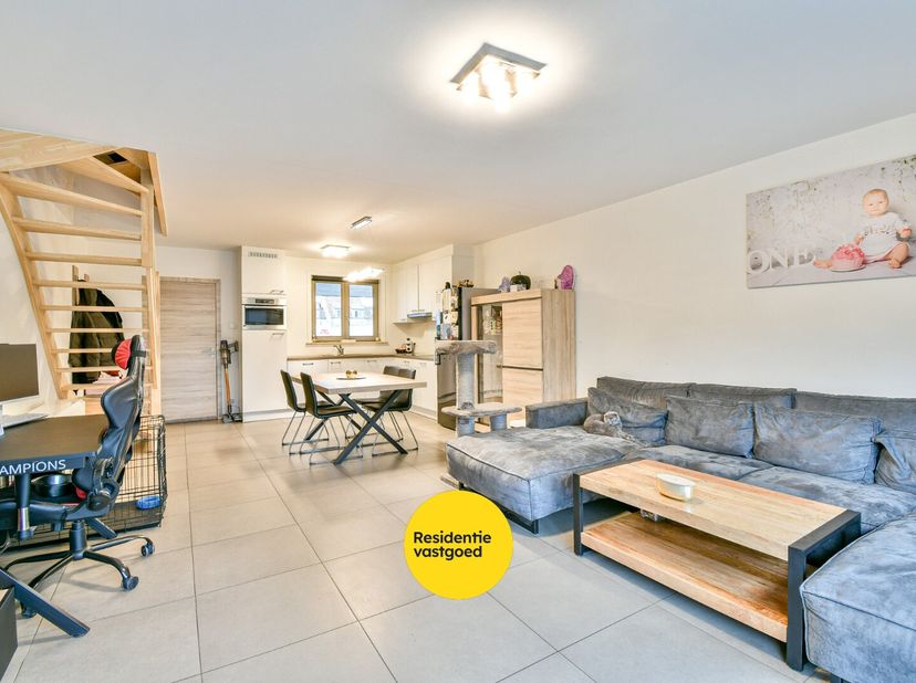 Deze recente gesloten bebouwing biedt een aangename combinatie van comfort, ruimte en een praktische indeling. Op het gelijkvloers bevindt zich een li