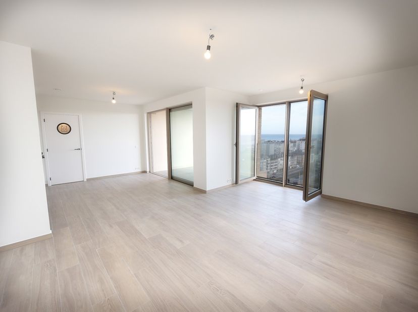 Situé au 12e étage d’une résidence récente à Ostende, cet appartement neuf entièrement fini offre une spacieuse terrasse ensoleillée et des vues impre