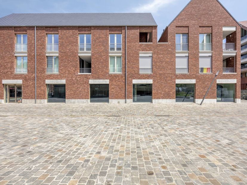 Vous recherchez un espace commercial ou un bâtiment de pratique idéalement situé à Louvain ? Alors cette propriété commerciale polyvalente d'environ 3
