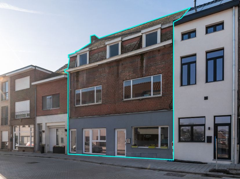 Zeer centraal gelegen pand aan de Molenbergstraat, de hoofdwinkelstraat van Rumst, tegenover de stelplaats van De Lijn.&amp;nbsp; Dit eigendom bevindt zic