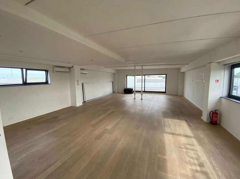 ALGEMEEN<br />
Instapklare kantoorruimte van ca. 158 m² te huur op de tweede verdieping van een recent bedrijfsgebouw op het bedrijventerrein Zwaluwbe
