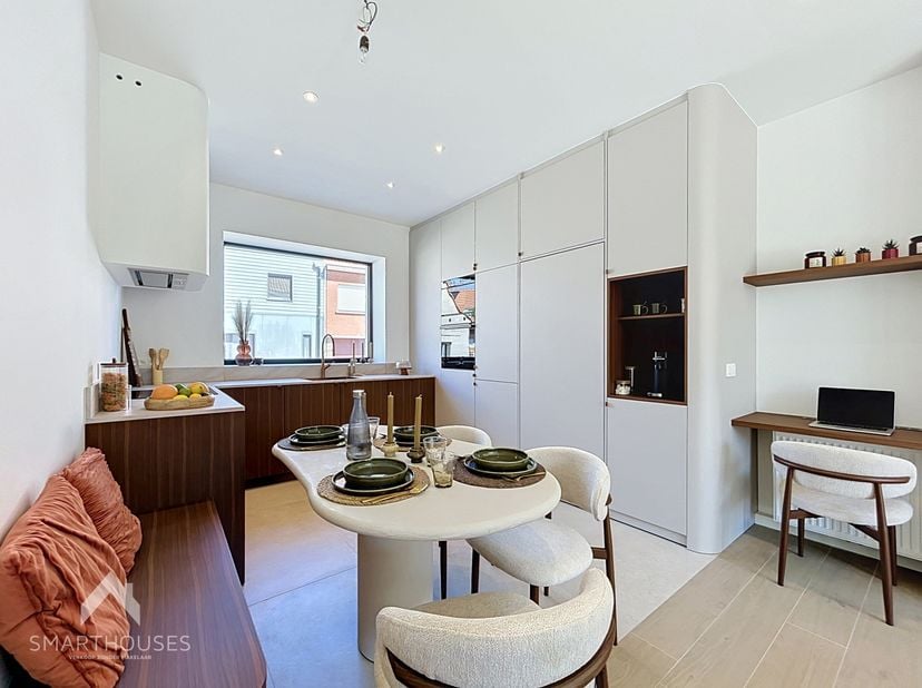 Energiezuinige woning die tot in de puntjes werd gerenoveerd bestaande uit een inkomhal met ingemaakte vestiaire, volledig uitgeruste keuken met de ni