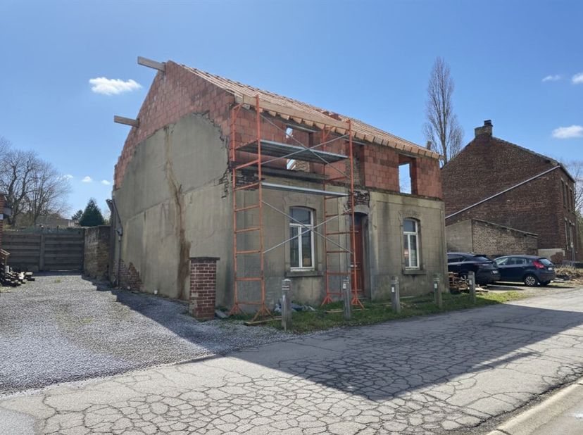 Lagence HOME EXPERT IMMO vous propose ce terrain avec gros oeuvre, dune superficie de 5a 20ca, exposé plein sud, offrant une largeur à rue de +/- 22 m