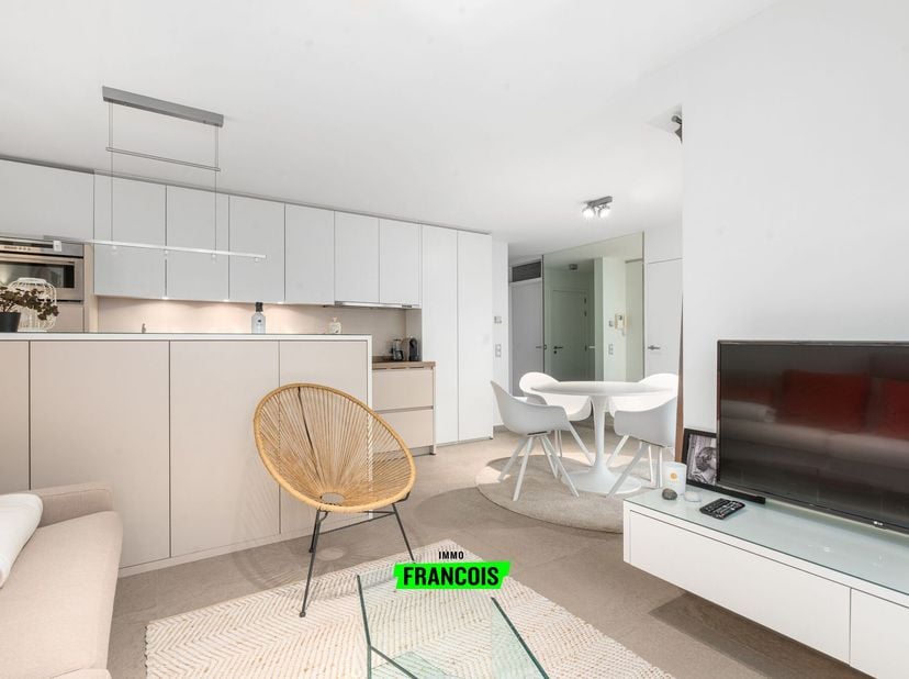 In een recente en uiterst verzorgde residentie bevindt zich dit stijlvol appartement op de eerste verdieping. Het pand beschikt over een ruim terras m