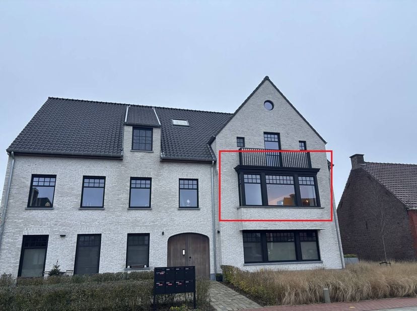 LIGGING:<br />
<br />
Het appartement is gelegen nabij het centrum van Hansbeke. Horeca, winkels en scholen zijn vlakbij. Verder kan je hier ook genie
