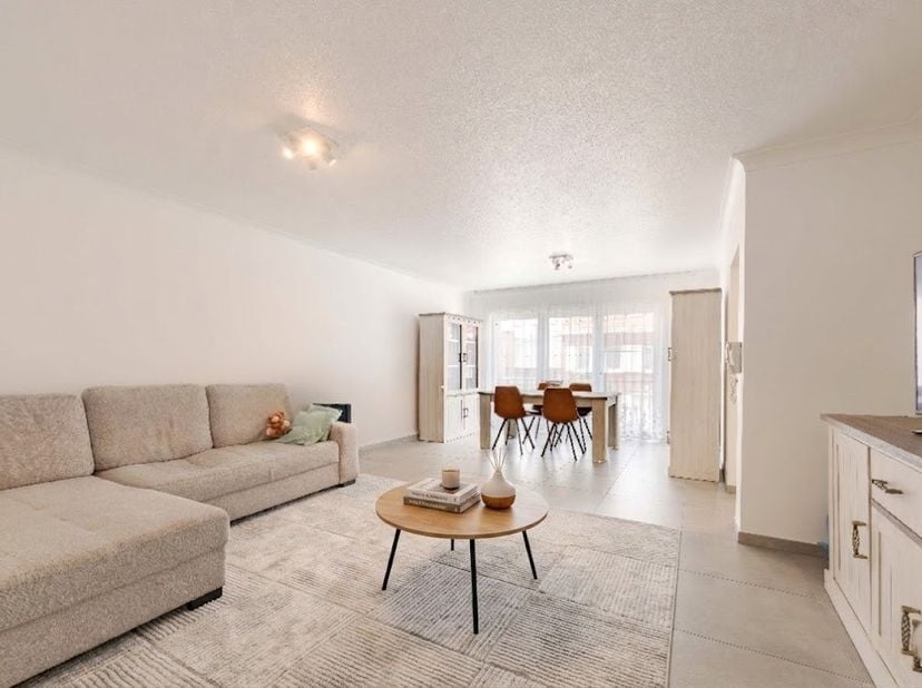 Dit COMPLEET GERENOVEERDE APPARTEMENT (2019-2020) is gelegen in Oostrozebeke, meer bepaald in de Molstenstraat 92 bus 4, en bevindt zich op de eerste