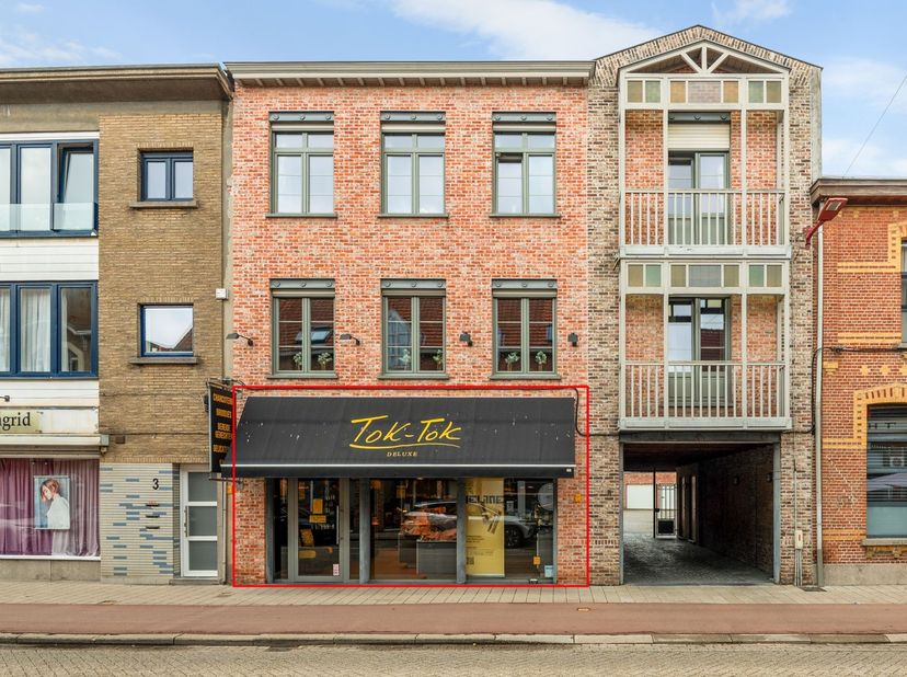 Handelsruimte met winkel en werkplaats (115m²) op commerciële topligging in het centrum van Lint!<br />
<br />
Ligging: Dit handelsgelijkvloers geni