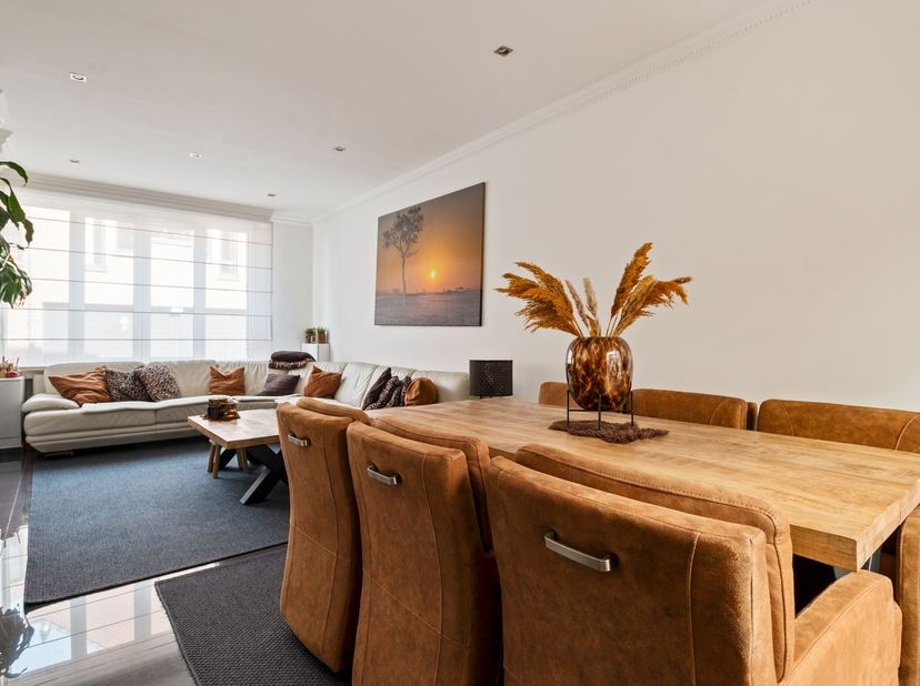 Ligging: Deze ruime woning is rustig doch centraal gelegen in Merksem. Verschillende scholen, winkels, horeca, sportgelegenheden en het openbaar vervo