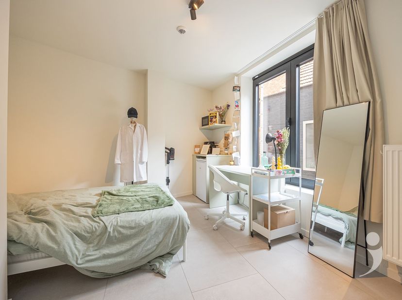 Chambre récemment rénovée avec salle de bain privée.<br />
<br />
Cette chambre étudiante de qualité, située sur la principale rue commerçante de Louv