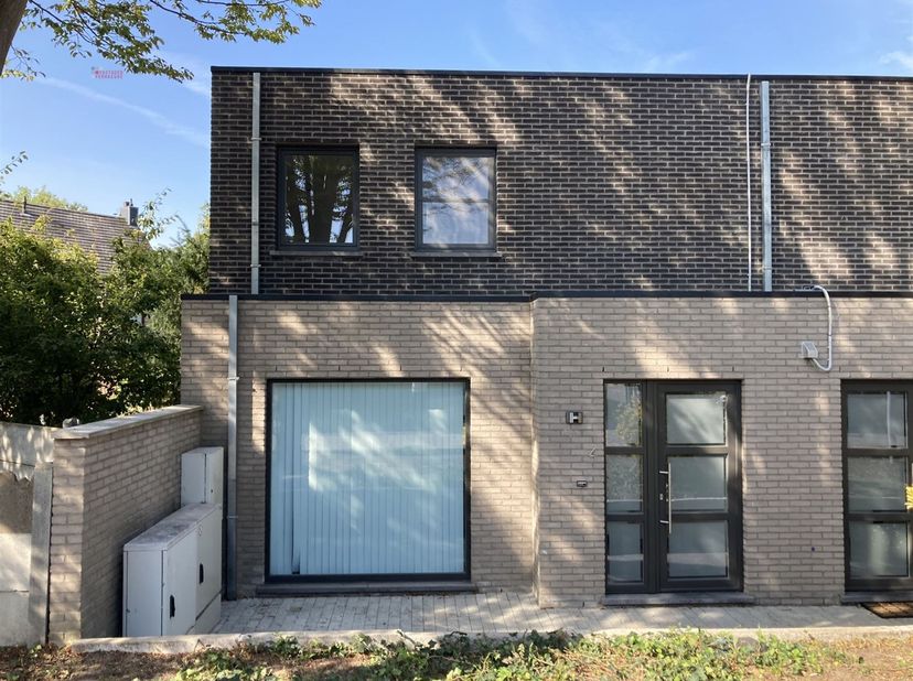 Instapklaar wonen op een rustige ligging, vlak bij het centrum van Gistel!<br />
<br />
Ontdek deze recente en energiezuinige halfopen woning (bouwj