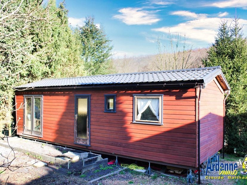 Glv: salon, eetkamer, keukenhoek, badkamer (douche, wc ), 1 kamer.<br />
Info +: de chalet wordt verkocht met de meubels, de apparaten hebben nog gara