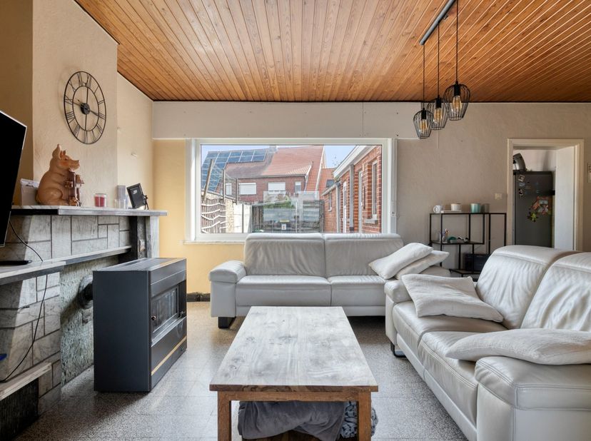 Te renoveren woning met veel potentieel gelegen op een rustige locatie nabij het centrum van Pittem.<br />
<br />
We komen de woning binnen via de ink