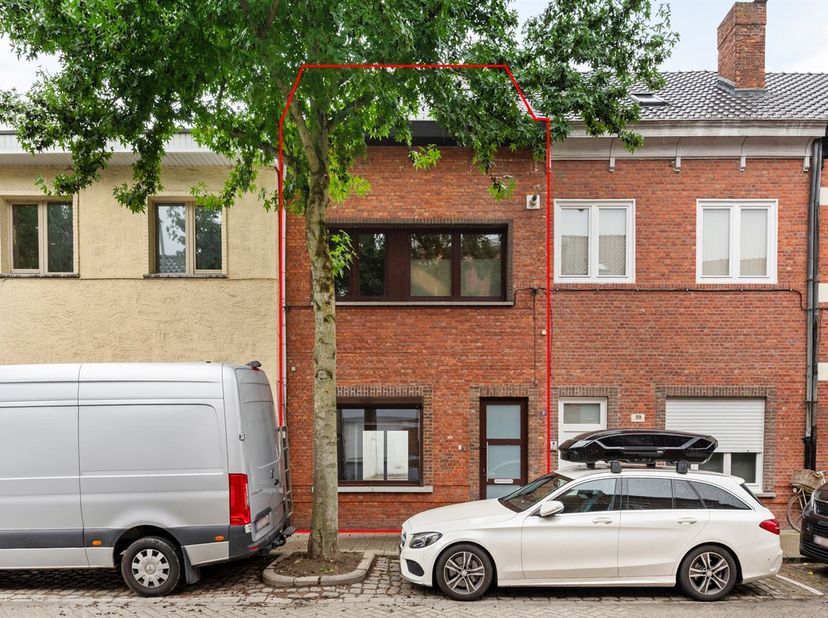Gezinswoning met 4 slaapkamers en stadstuin<br />
Deze op te frissen gezinswoning met 4 slaapkamers is gelegen in Turnhout. De woning beschikt over ee