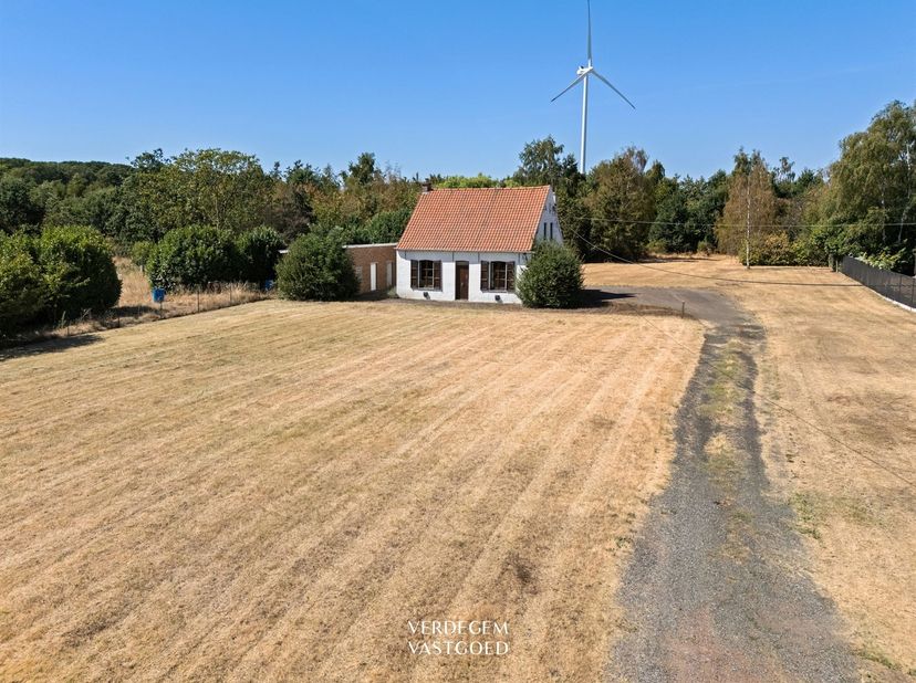 Locatie<br />
Je vindt deze eigendom langs de Doornzeelsestraat in Evergem.<br />
Aan de ene kant kijk je uit over open weiland en bomen, aan de and