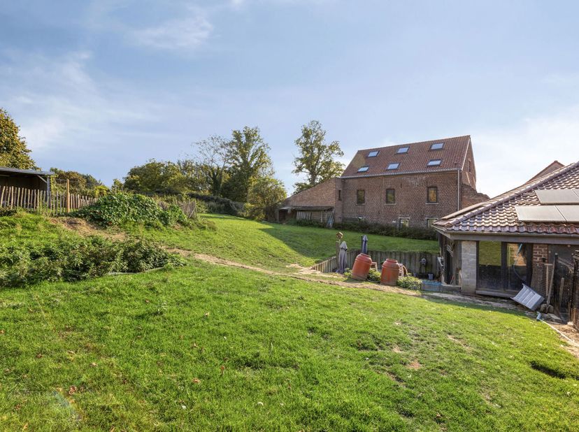 Découvrez cette propriété exceptionnelle située dans la campagne de St.-Pieters-Leeuw : une charmante ferme en grande partie rénovée, offrant de nombr