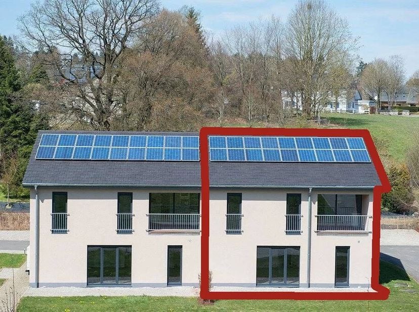 Deze goed onderhouden woning ligt in een aangename woonwijk van Büllingen en overtuigt zowel door de nabijheid van het dorpscentrum als door de rustig
