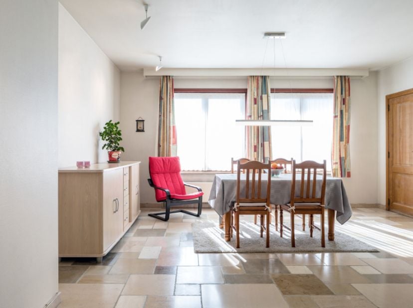 --- NIEUW ---&amp;nbsp;Gunstig gelegen lichtrijk appartement met 2 slaapkamers + garagebox.<br />
<br />