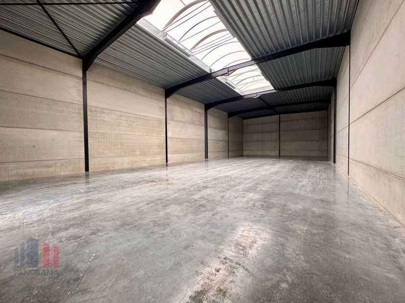 Nieuwbouw KMO-unit van 318 m² met 75 m² kantoorruimte en 4 privatieve parkeerplaats te koop, de unit maakt deel uit van het gloednieuwe&amp;nbsp;bedrijven