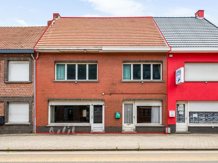 Ruime woonst/handelshuis op 4a 53ca<br />
<br />
Ligging: Centraal gelegen te Lille met alle faciliteiten op wandelafstand. Tevens zijn de verbindin