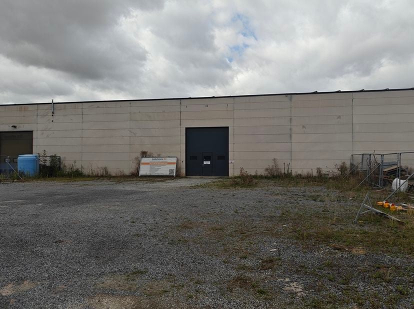 LANDEN – Entrepôt d’env. 900 m² avec espace extérieur à louer<br />
À Roosveld 12 à Landen, The Real Estate Company propose à la location cet entrepôt