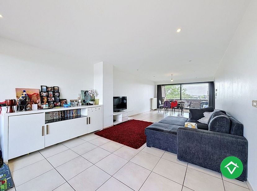 Dit dakappartement is gelegen op een uiterst centrale ligging te Roeselare, kortbij het stadscentrum, het station, zijn vele invalswegen, de Wallemeer