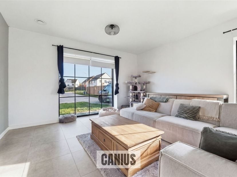 INSTAPKLARE WONING MET 3 SLKS &amp; TUIN<br />
<br />
In het rustige &amp; groene Munsterbilzen, deelgemeente van de stad Bilzen-Hoeselt treffen wij de verk