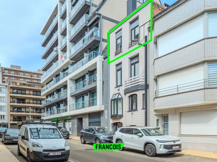 Dit verzorgde appartement is gelegen in de Bergenstraat 14 in Middelkerke, op de derde verdieping van een kleinschalig gebouw zonder lift. Hierdoor bl