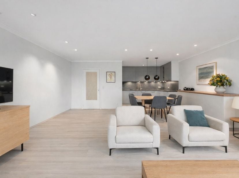 De Panne: Ruim en gemoderniseerd 2-slaapkamerappartement op topligging nabij zeeOp zoek naar een instapklaar appartement aan zee? Dit reeds gemodernis