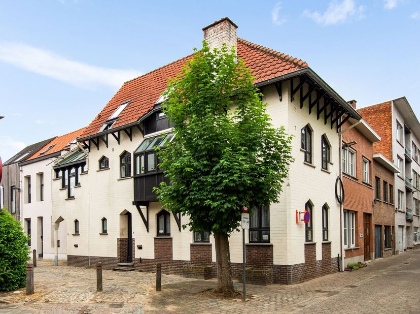 Welkom in deze unieke historische woning in het hart van Mechelen.<br />
<br />
Deze karaktervolle en instapklare eigendom combineert authentieke arc