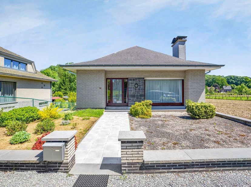 Deze solide woning bevindt zich in uitstekende staat van onderhoud en geniet van een uitzonderlijke ligging op een perceel van maar liefst 1.750 m².<b