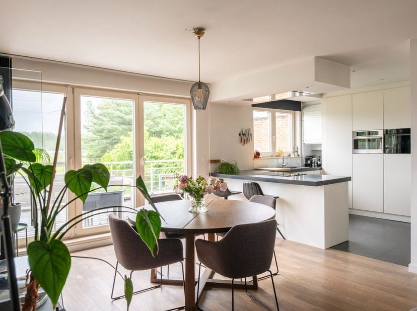 Wonen als in een huis, met alle comfort van een appartement en het vakantiegevoel van een zwembad in eigen omgeving.<br />
<br />
In de gegeerde Raper