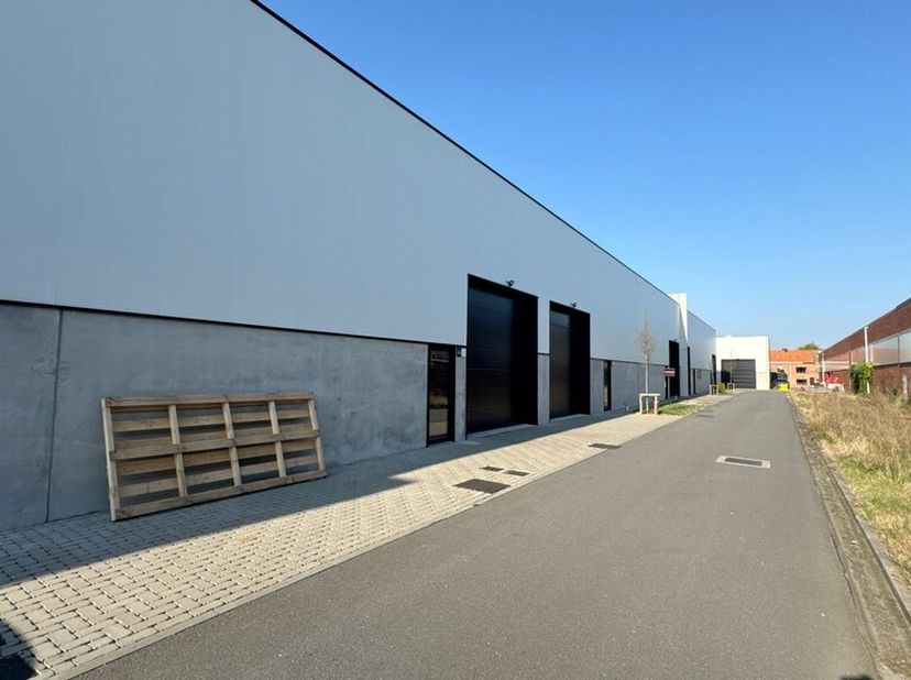 Deze instapklare opslagruimte (bouwjaar 2023) bevindt zich in het bedrijvenpark Westpoort in Zwijndrecht, met een uitstekende bereikbaarheid via de E1