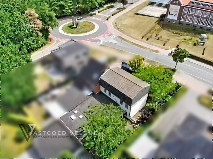 <br />
Welkom aan de groene en rustige Mosselerlaan in Genk. Deze ruime gezinswoning op een perceel van 513 m² combineert comfort, ruimte en tal van g