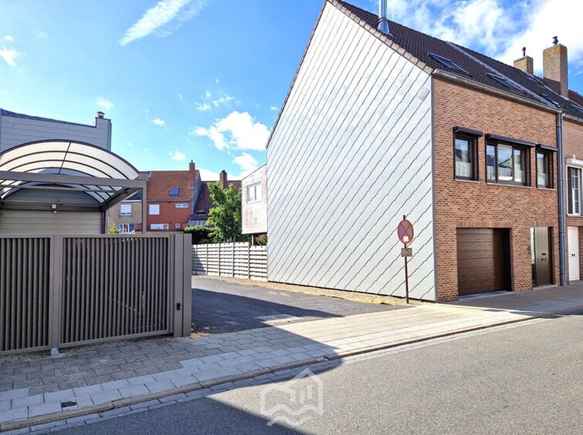 Garagebox met rolluikpoort gelegen in een bovengronds garagecomplex, in de Oudstrijdersstraat 70 te Blankenberge. Afmetingen: diepte 5 m 80 op breedte
