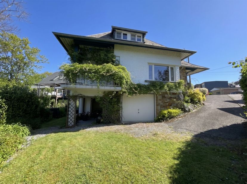 Dans le quartier historique du haut d'Esneux, coquette maison de deux chambres et un bureau proche du centre et de ses commerces.  Cette villa située