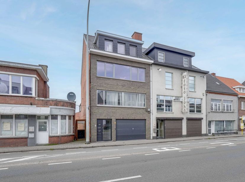 Op een uitstekende locatie langs de Kempische Steenweg 308, op een boogscheut van het centrum van Hasselt, bevindt zich dit instapklare appartement in