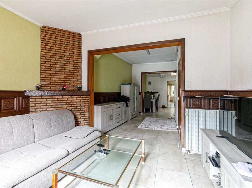 Te renoveren woning met 2 slaapkamers<br />
Ligging: Gelegen in hartje Mol vinden we deze gesloten bebouwing terug.<br />
Indeling: Inkomhal, leefruim