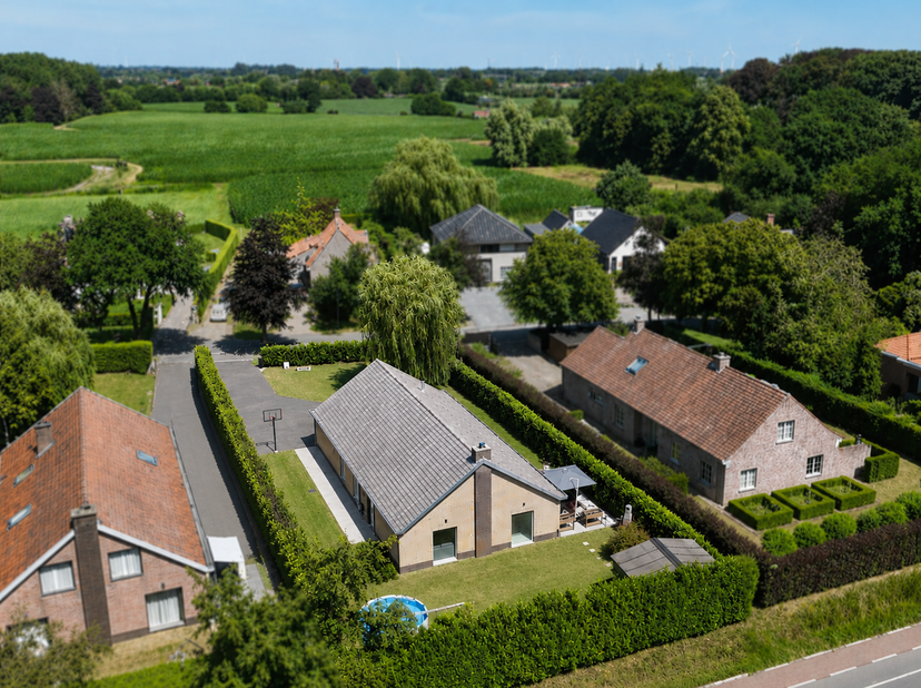 Deze stijlvolle villa combineert comfortabel wonen met de mogelijkheid om wonen en werken perfect te scheiden dankzij een aparte ingang voor het tweed