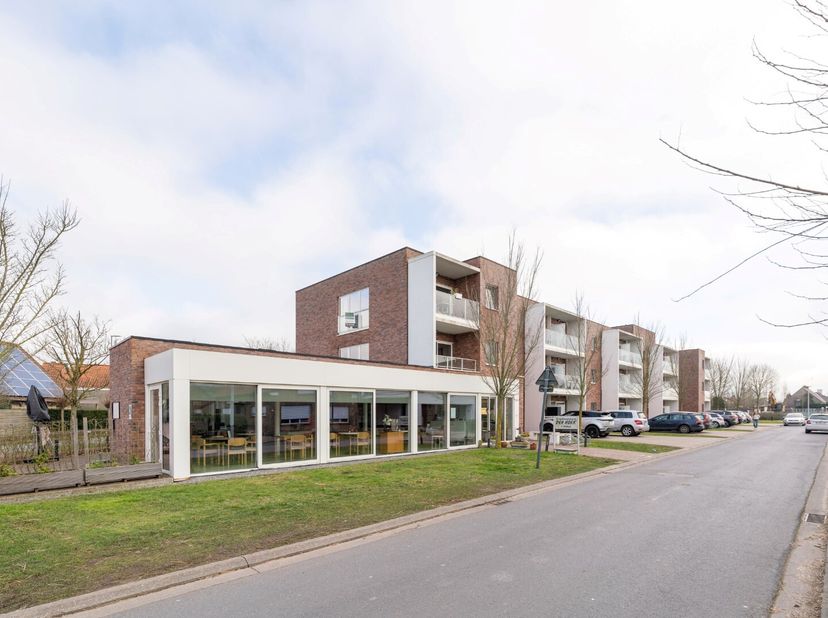 Deze moderne serviceflat bevindt zich in Residentie Zilvertorens, een recente ontwikkeling (oplevering 2018) in het hart van Westkapelle. Het gebouw s