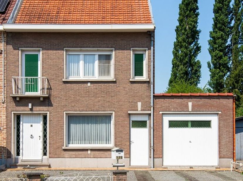 Vous recherchez un terrain semi-ouvert offrant de nombreuses possibilités ? Alors cette annonce est faite pour vous. Ce terrain vous offre pas moins d