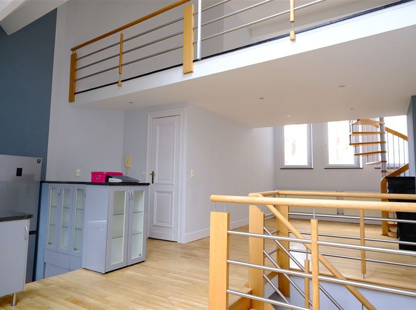 Unieke duplex met open galerij op de bovenste verdieping. Gelegen in het hart van de europese wijk op 500 meter van Schuman: Appartement van 109m² met