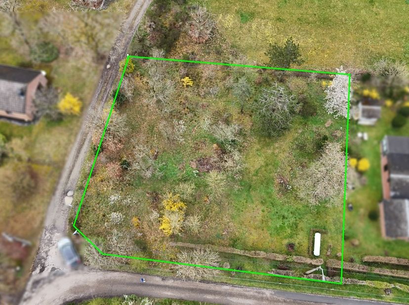 MCA Immobilier vous propose à la vente ce beau terrain à bâtir d'une superficie de 1500m² situé dans un quartier calme à Noiseux. Le terrain est libre