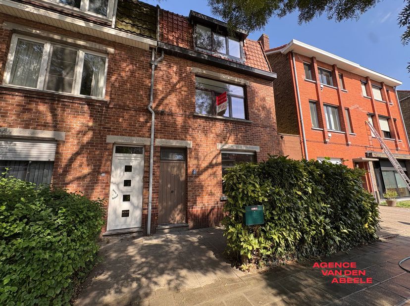 Cette spacieuse maison à Sint-Michiels offre une parfaite combinaison de confort et de fonctionnalité. Avec quatre chambres, elle dispose de suffisamm